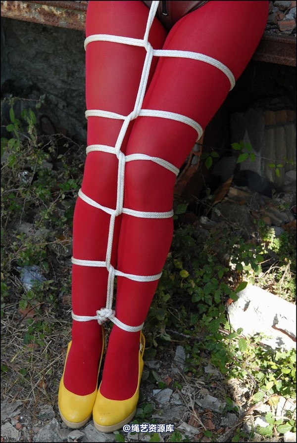 simplytied - Red tights in the Sun part 2 第 20 张图片