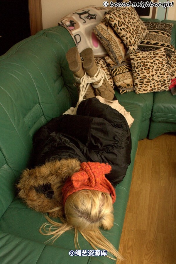 bound-neighbor-girl - Marenka - In winter jacket tied 1 第 25 张图片