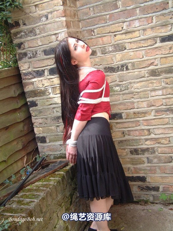 bondagebob - Lydia Tied Outdoors 第 7 张图片
