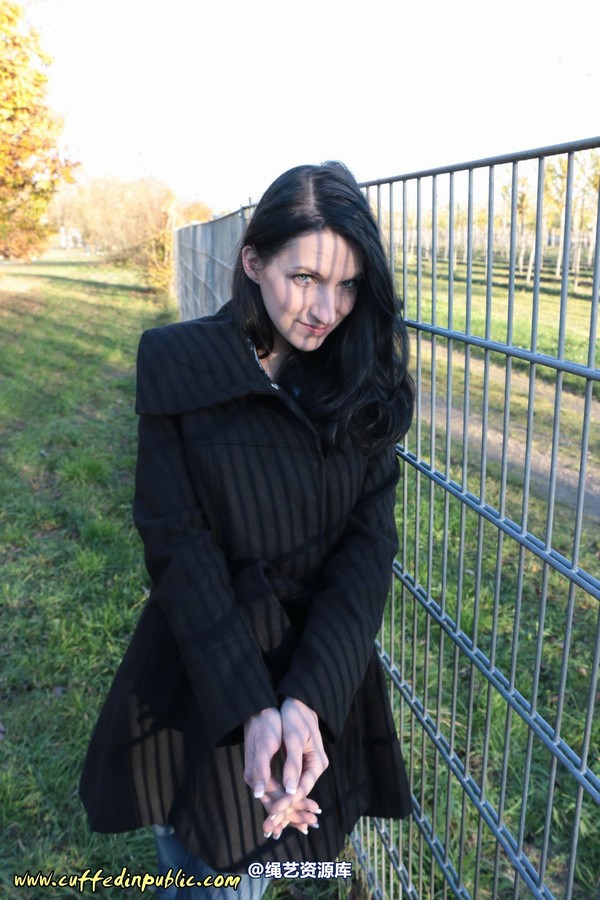 girlsinsteel - Cold day in handcuffs 第 7 张图片