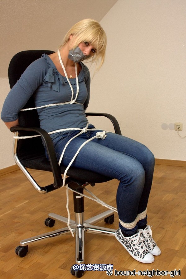 bound-neighbor-girl - Janine A - bondage games in the office 2 第 7 张图片