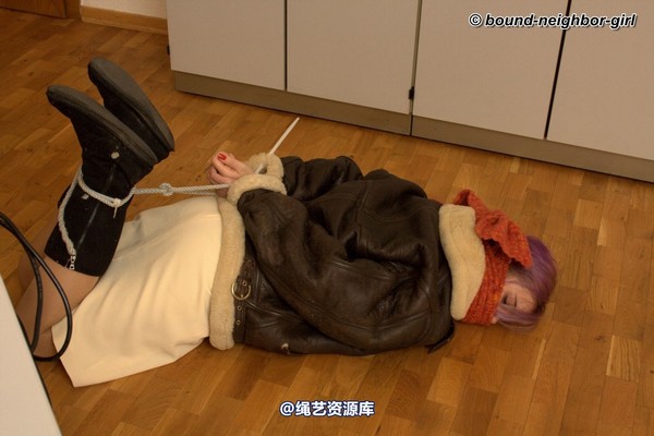 bound-neighbor-girl - Zora - Tied up at the office 第 32 张图片