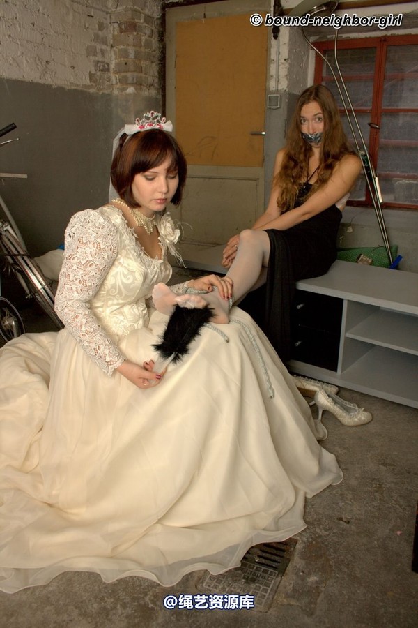 bound-neighbor-girl - Leoni and Valentina - Friend of the Bride 2 第 18 张图片