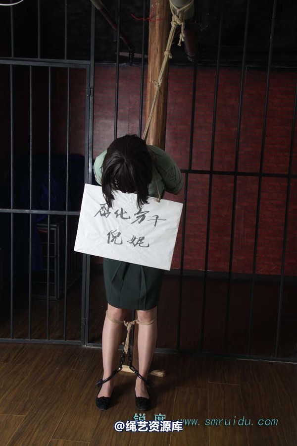锐度主张 - 军服捆绑堵嘴挂牌模特：碧菡 第 14 张图片