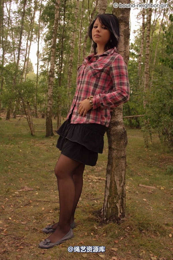 bound-neighbor-girl - Nadine - Adventure in the woods part 1 第 4 张图片