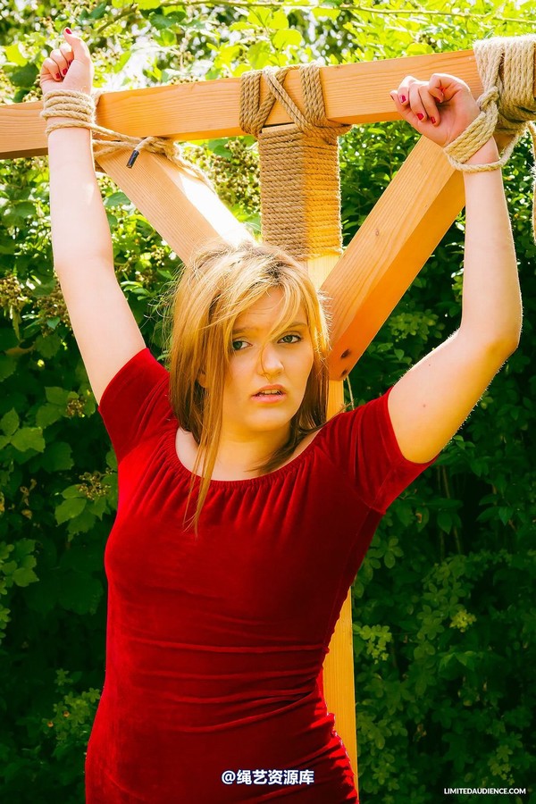 limitedaudience - 2014 bryony fuller alone on the cross 3 第 4 张图片