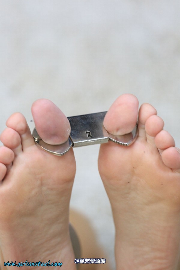 girlsinsteel - Sophia barfeet and hogcuffed 第 32 张图片