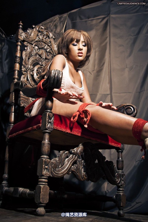 limitedaudience - 2012 kayla throne bound 第 39 张图片