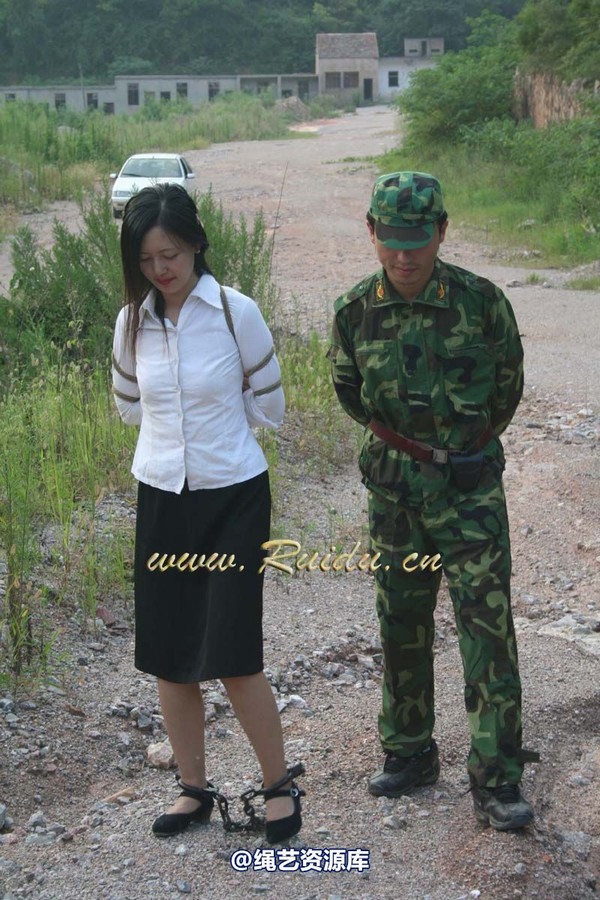 锐度主张 - 20071125第44期 宝宝室外捆绑图，有押解 第 6 张图片