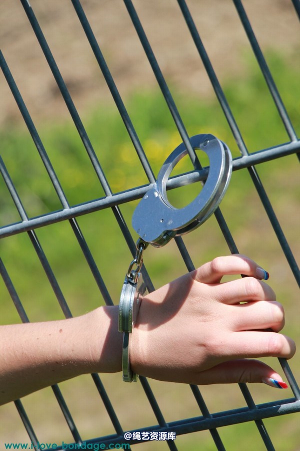 girlsinsteel - Fence cuffing 第 38 张图片