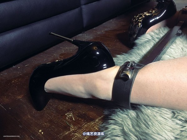 limitedaudience - 2015 caroline pierce spread and kneeling 第 25 张图片