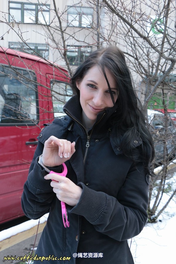 girlsinsteel - Cuffed at the parking area 第 38 张图片