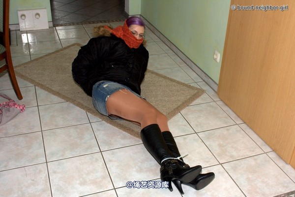 bound-neighbor-girl - Zora in winter jacket tied 1 第 14 张图片