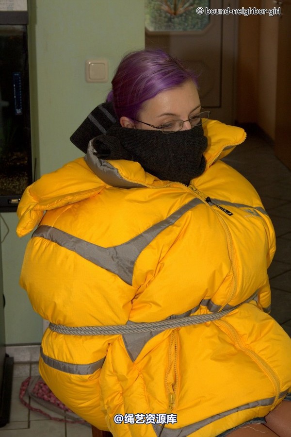 bound-neighbor-girl - Zora in winter jacket tied 2 第 12 张图片