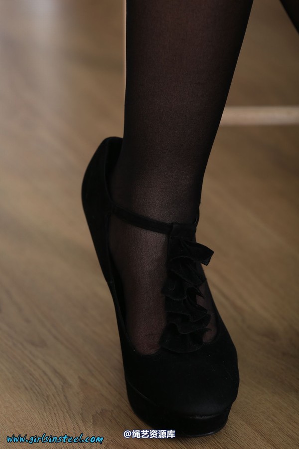 girlsinsteel - Hot secretary in Clejuso High security handcuffs 第 24 张图片