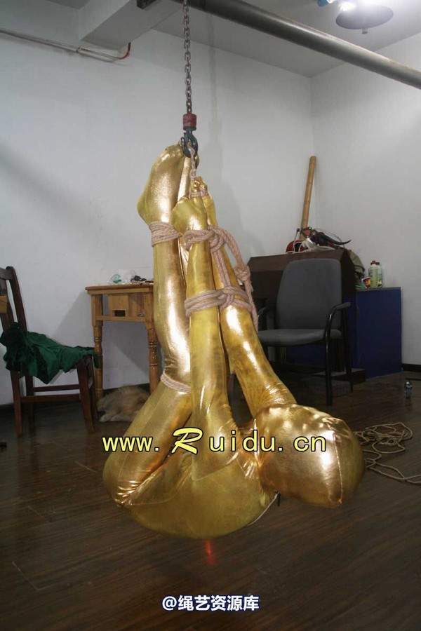 锐度主张 - 20070928第35期 影片胶衣紧缚悬吊图片 第 78 张图片