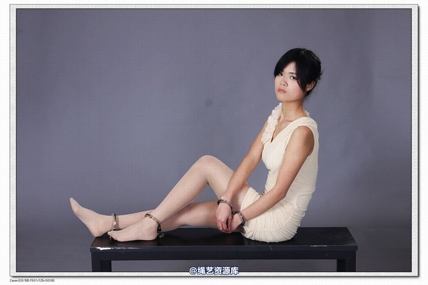 神艺缘 - 322-被铐起来的女孩 第 9 张图片