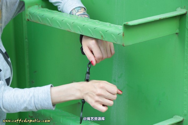 girlsinsteel - Cuffed to a heavy container 第 43 张图片