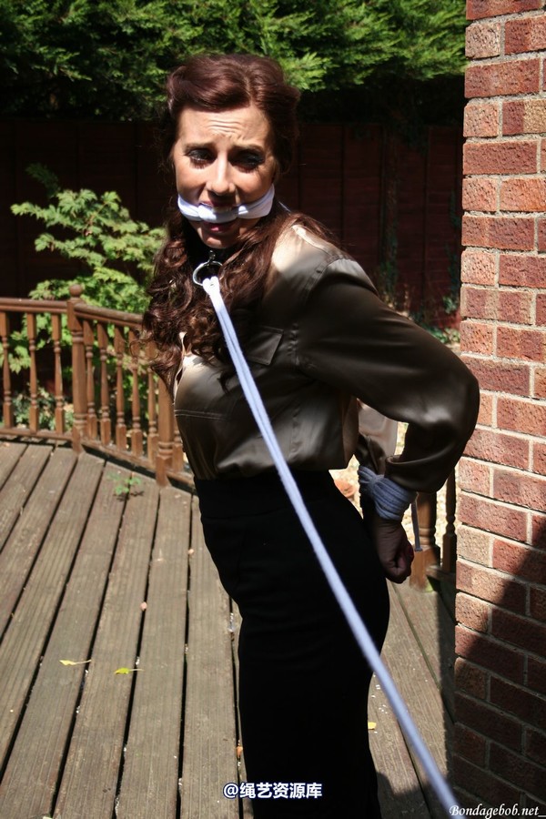 bondagebob - Chrissy Leashed 第 5 张图片