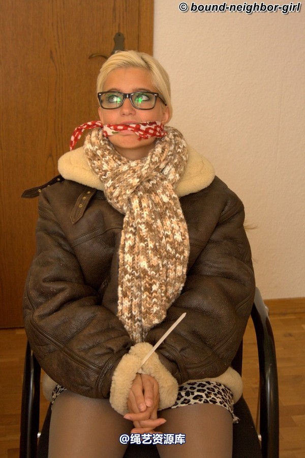 bound-neighbor-girl - Marenka - In winter jacket tied 2 第 34 张图片