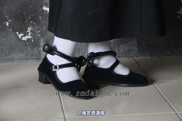 锐度主张 - 黑布鞋白袜镣铐模特：小芳 第 4 张图片