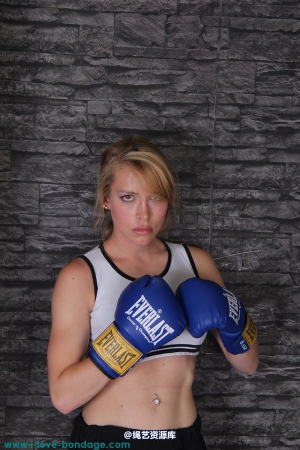 girlsinsteel - Cuffed in boxing gloves 第 2 张图片