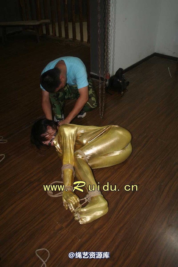 锐度主张 - 20070928第35期 影片胶衣紧缚悬吊图片 第 137 张图片