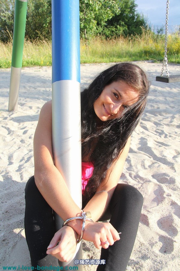 girlsinsteel - Sitting helpless in the sand 第 19 张图片
