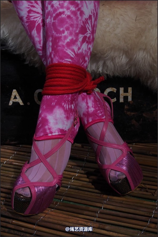 simplytied - Arriana elbow touch 第 26 张图片