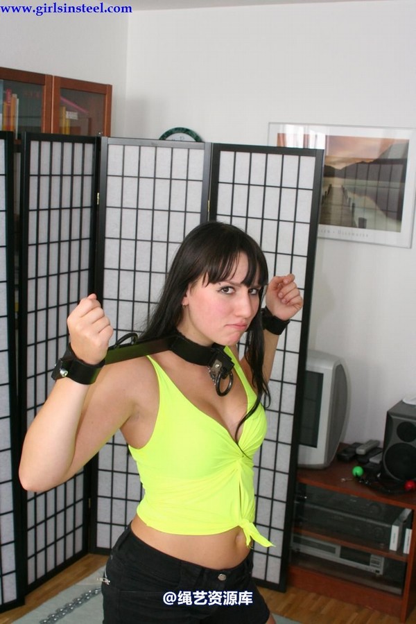 girlsinsteel - Dani in a pillory 第 3 张图片
