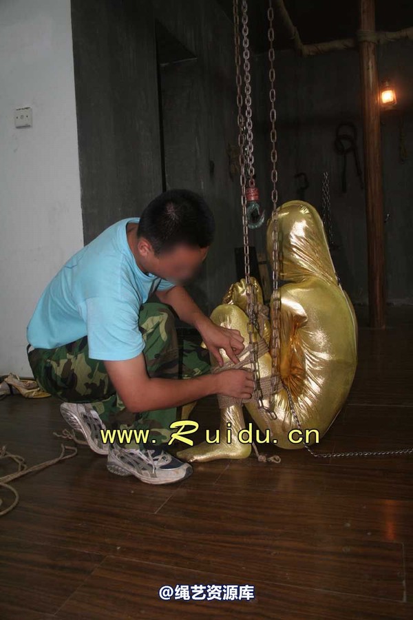 锐度主张 - 20070928第35期 影片胶衣紧缚悬吊图片 第 195 张图片