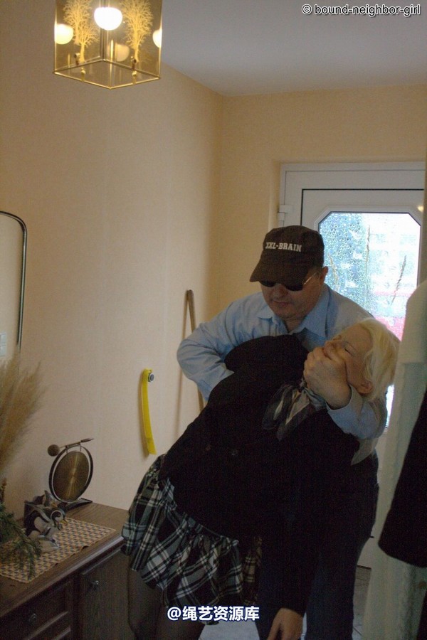 bound-neighbor-girl - Elena - robbery in the apartment 第 3 张图片