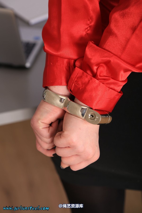 girlsinsteel - Business girl Lisa in cuffs with elbows 第 90 张图片