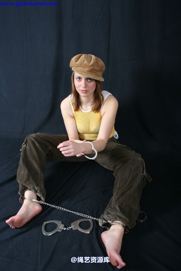 girlsinsteel - Miri in cuffs 第 17 张图片