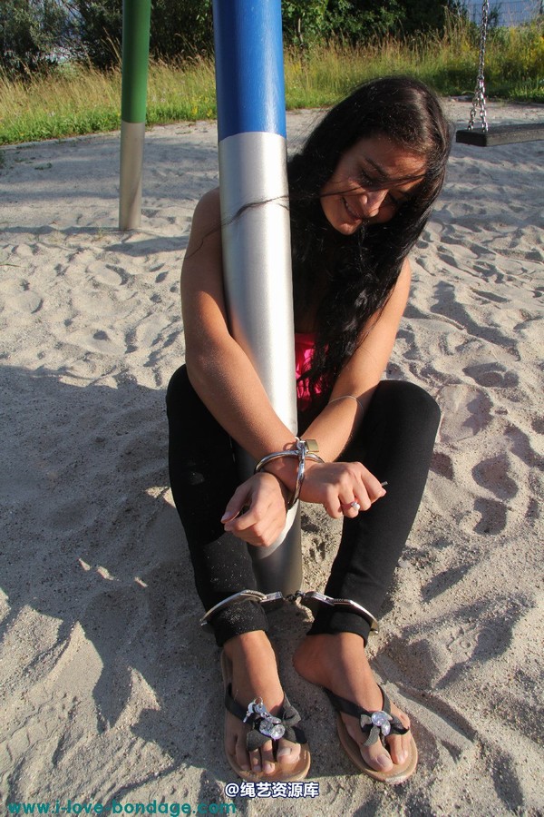 girlsinsteel - Sitting helpless in the sand 第 20 张图片