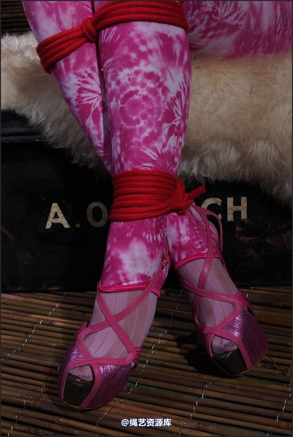 simplytied - Arriana elbow touch 第 27 张图片