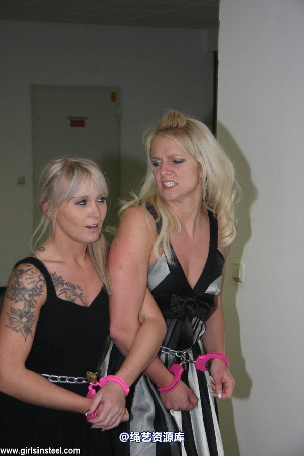 girlsinsteel - 2 girls walking in handcuffs 第 50 张图片