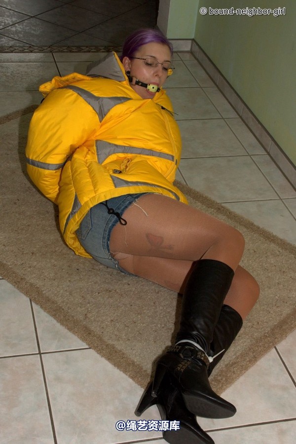 bound-neighbor-girl - Zora in winter jacket tied 2 第 6 张图片