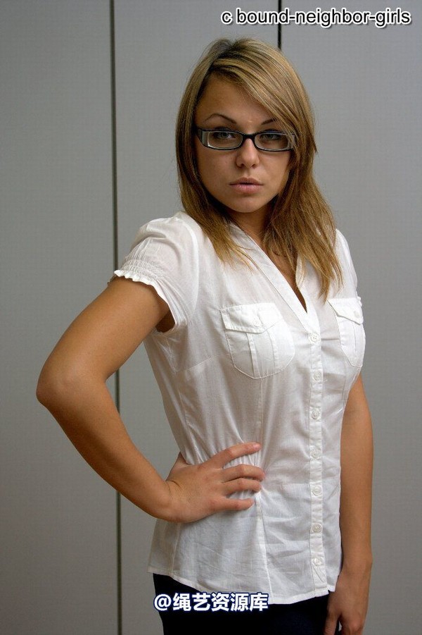 bound-neighbor-girl - Guest Helena alone in the office part 1 第 7 张图片
