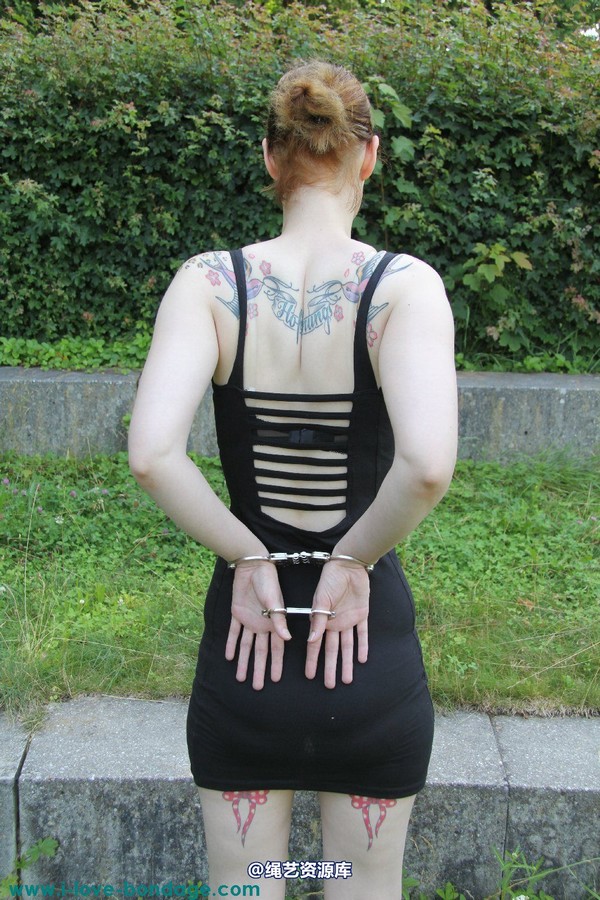 girlsinsteel - Hinged handcuffs 第 71 张图片