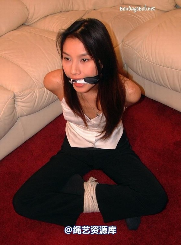 bondagebob - Kitti Crossed Legs 第 23 张图片