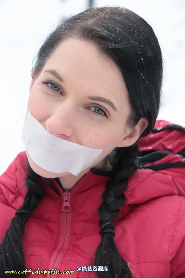 girlsinsteel - Cuffed in the snow 第 10 张图片