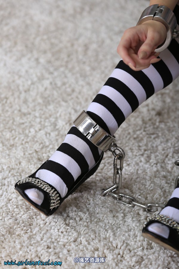 girlsinsteel - Prisoner cuffed in heavy cuffs 第 52 张图片