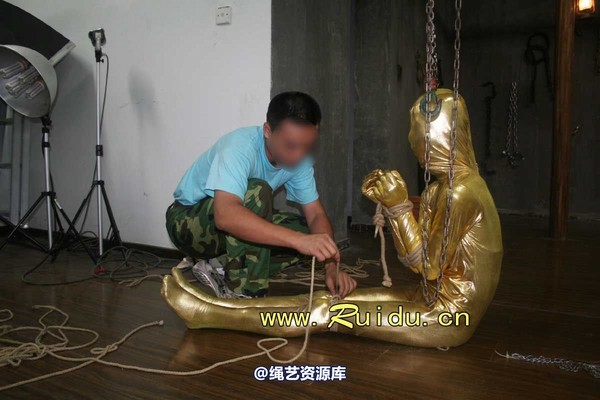 锐度主张 - 20070928第35期 影片胶衣紧缚悬吊图片 第 217 张图片