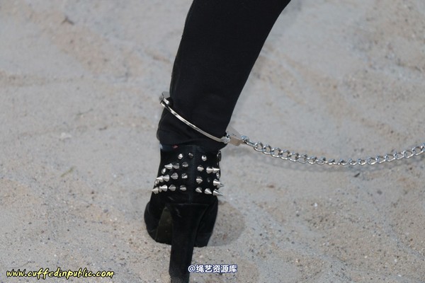 girlsinsteel - Handcuffed at the childs swing 第 60 张图片