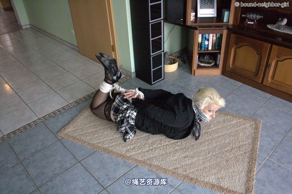 bound-neighbor-girl - Elena - robbery in the apartment 第 39 张图片