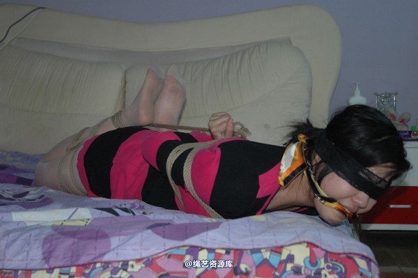 唯美之家 - 2010-12-29雪儿挣扎逃脱。 第 4 张图片