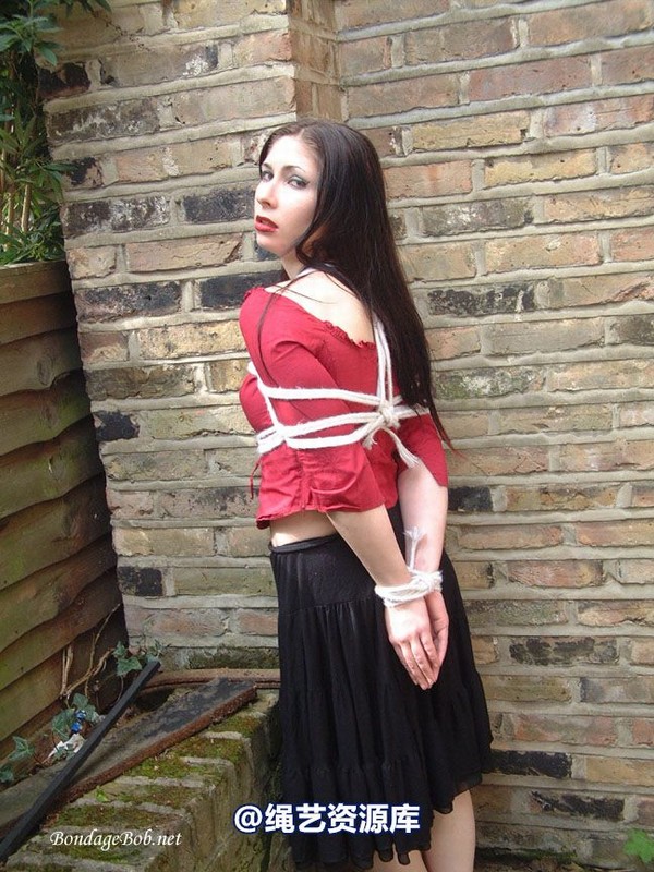 bondagebob - Lydia Tied Outdoors 第 2 张图片