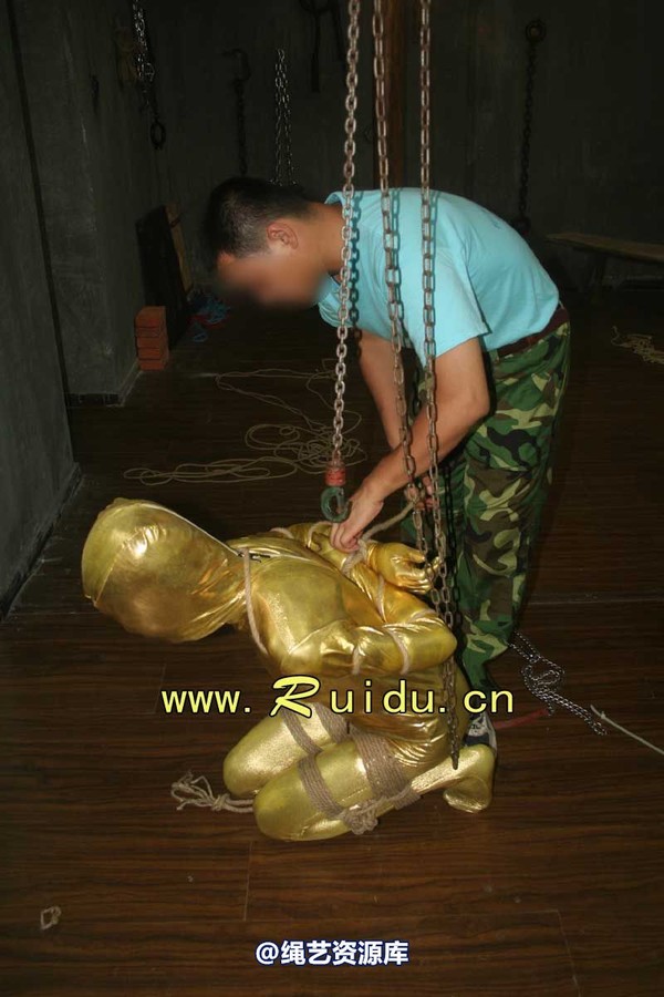 锐度主张 - 20070928第35期 影片胶衣紧缚悬吊图片 第 124 张图片