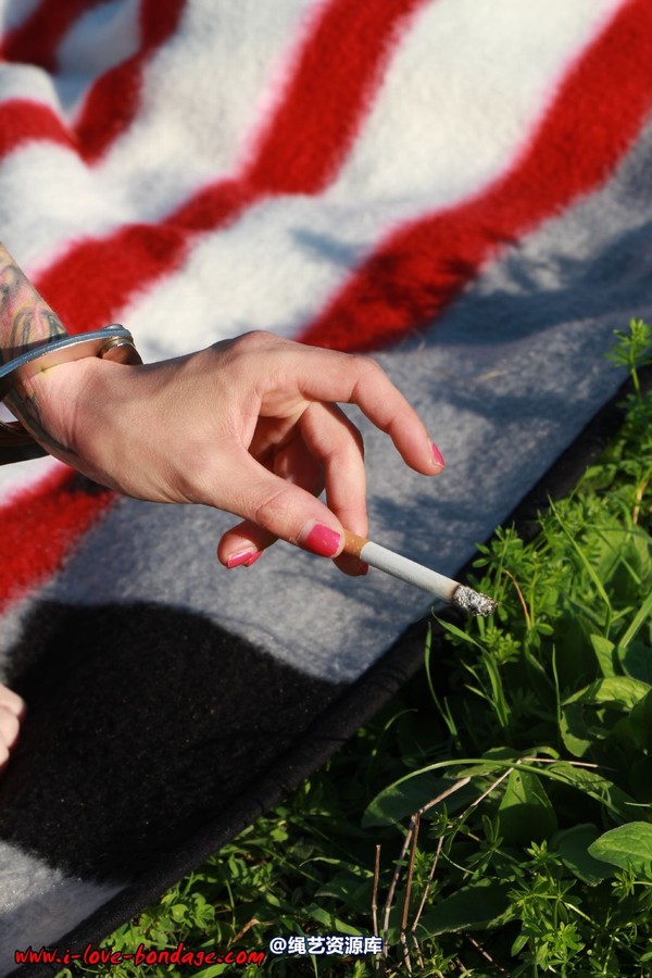 girlsinsteel - Smoking with handcuffs 第 5 张图片